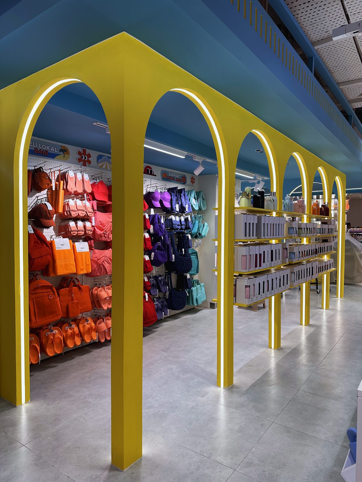 Arched display colonnade