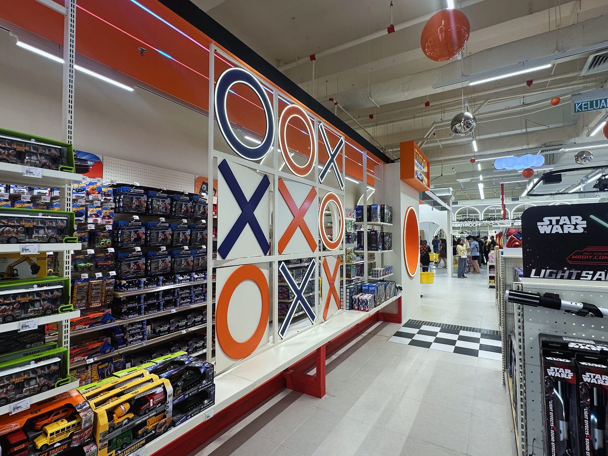 Toy zone fixtures and graphic wall